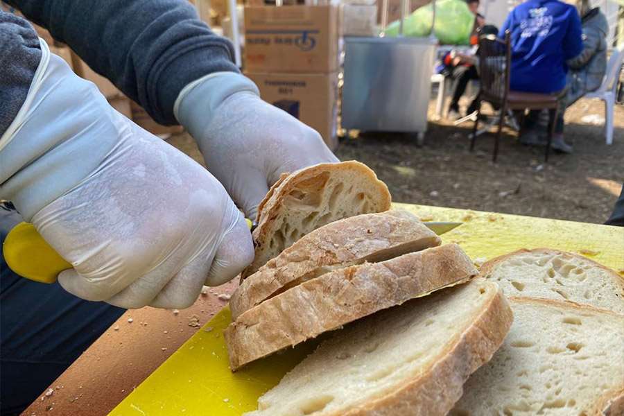Şile Belediyesi Mobil Aşevi Antakya'da Sıcak Yemek Yardımı Dağıtımına Başladı