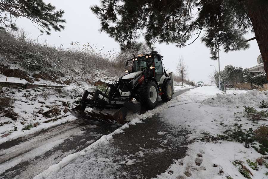 Şile’de Karla Mücadele Kesintisiz Devam Ediyor